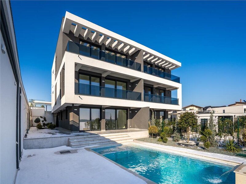 Cernica, vila individuala lipita, 5 camere, 453 mp, teren 587 mp, piscina, deschidere lac